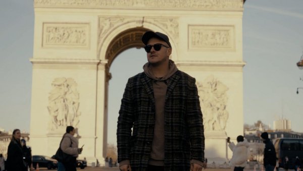 У ГРАДУ ЉУБАВИ ПЕСМА О ЕМОТИВНОМ СЛОМУ: Тропико бенд спот за нову баладу снимао у Паризу (ФОТО)
