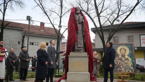 OTKRIVEN SPOMENIK SVETOM SAVI U KRUŠEVCU: Ceremoniji prisustvovao ministar Gašić (FOTO)