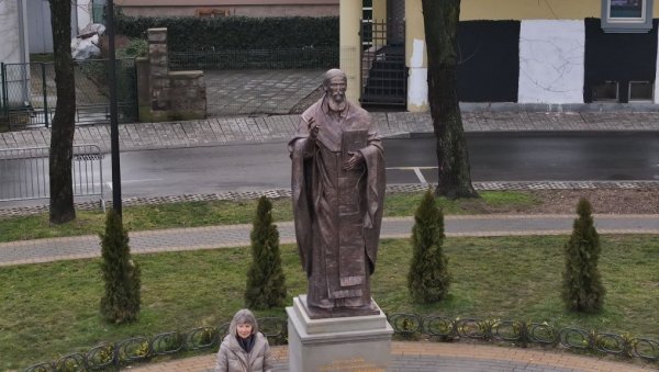 СВЕЧАНОСТ У КРУШЕВЦУ: Откривен споменик Светом Сави на истоименом градском тргу (ФОТО)