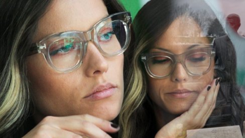 ПОЛА АУТОМОБИЛА У МЕРМЕРУ: Необичан споменик на гробу Миркиног оца - погинуо пре њеног рођења, глумица по њему добила име (ВИДЕО)