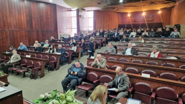 ЈОШ ЈЕДАН НЕУСПЕО ПОКШАЈ СМЕНЕ ПРЕДСЕДНИКА СКУПШТИНЕ У КУЛИ   Бура због осам минута