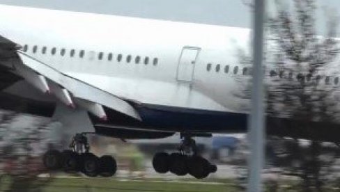 AVIONU OTPAO TOČAK: Drama pri poletanju - Kamere zabeležile ozbiljan tehnički incident (VIDEO)