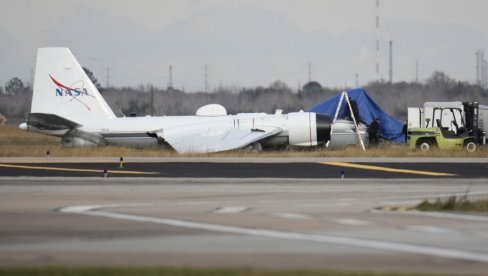 „HJUSTON, IMAMO PROBLEM“ PONOVO: NASA avion WB-57F sleteo bez točkova, trup zahvatila vatra (VIDEO)