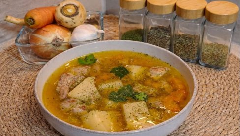 КРОМПИР ЧОРБА СА ЋУРЕЋИМ МЕСОМ: Домаћи оброк на кашику који прија у свако доба