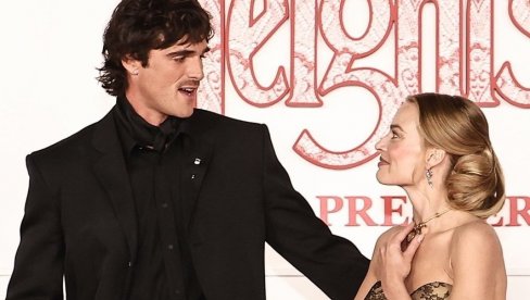 МАРГО РОБИ ПОДИГЛА ЛЕСТВИЦУ НА ПРЕМИЈЕРИ ФИЛМА: Спектакуларна хаљина, а око врата – култна огрлица Елизабет Тејлор