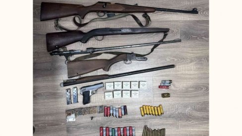 У КУЋИ У БАЧУ ДРЖАО ТРИ ПУШКЕ, ПИШТОЉ И 390 МЕТАКА: Кривична пријава осумњиченом за нелегално оружје