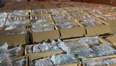 PRETRESI JOŠ U TOKU Akcija TOK i SBPOK: Rekordna zaplena droge u Srbiji, privedeni otac i sin kod Kruševca