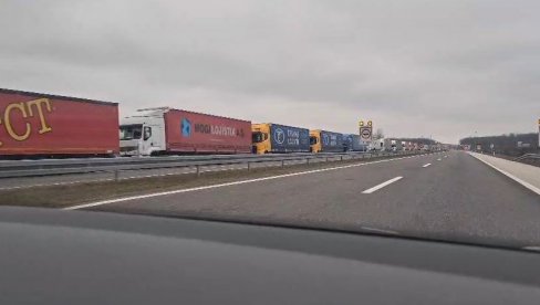 КИЛОМЕТАРСКЕ КОЛОНЕ ШЛЕПЕРА НА ХРВАТСКИМ ГРАНИЦАМА: Камионџије настављају блокаде - Најављују радикализацију протеста (ВИДЕО)