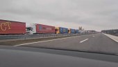 КИЛОМЕТАРСКЕ КОЛОНЕ ШЛЕПЕРА НА ХРВАТСКИМ ГРАНИЦАМА: Камионџије настављају блокаде - Најављују радикализацију протеста (ВИДЕО)