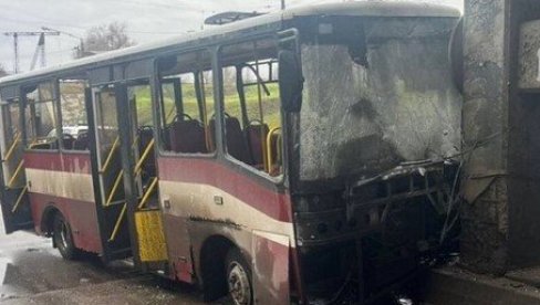 (УЗНЕМИРУЈУЋЕ) ИМА МРТВИХ И РАЊЕНИХ: Руска војска гађала путнички аутобус у Херсонској области (ФОТО/ВИДЕО)