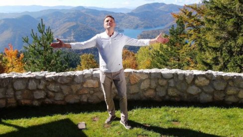 PESMA O MAJCI KOJA JE RASPLAKALA REGION: Dirljiva priča pevača iz takmičenja Nikad nije kasno (FOTO)