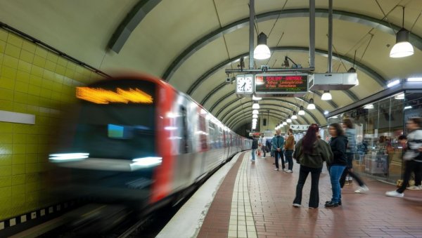 ТРАГЕДИЈА: Повукао девојку под воз, обоје мртви