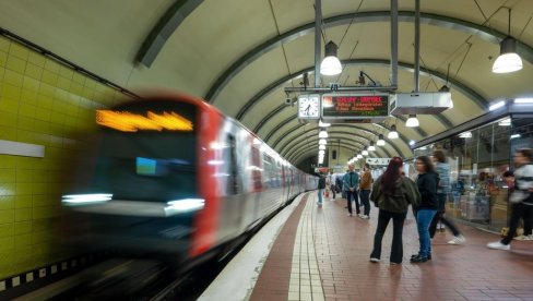 ТРАГЕДИЈА: Повукао девојку под воз, обоје мртви