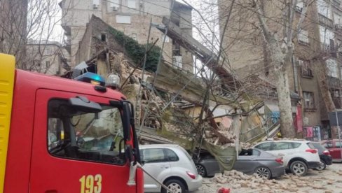 УРУШИЛА СЕ СТАРА ЗГРАДА И СКЕЛА У ЦЕНТРУ БЕОГРАДА: Хитна помоћ, ватрогасци и полиција у Улици Џоржа Вашингтона