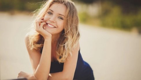 КАКО СЕ ПРАВИЛНО НЕГУЈЕ ПЛАВА КОСА? Боја која захтева посебну пажњу