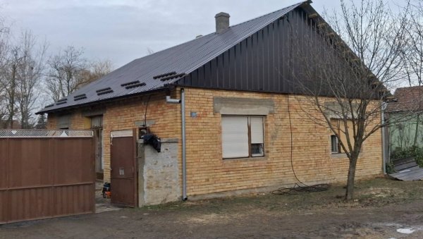 ДОНАТОРИ И ВОЛОНТЕРИ УДРУЖЕНИ ПОМОГЛИ ПОРОДИЦИ ИЗ РУСКОГ КРСТУРА   Изгорели кров им обновила доброта