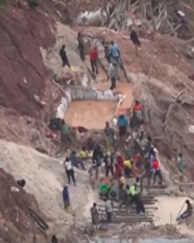 АКЦИЈА СПАШАВАЊА РУДАРА И ДАЉЕ У ТОКУ: Најмање 200 људи погинуло у урушавању налазишта у Конгу  (ВИДЕО)