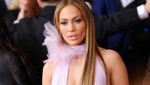 ЏЕНИФЕР ЛОПЕЗ ЈЕ ОБУКЛА ОВУ ХАЉИНУ НА ГРЕМИЈУ ПРЕ 26 ГОДИНА И ИСПИСАЛА ИСТОРИЈУ: Стилисткиња покушала да је одговори