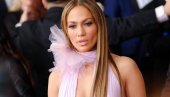 ЏЕНИФЕР ЛОПЕЗ ЈЕ ОБУКЛА ОВУ ХАЉИНУ НА ГРЕМИЈУ ПРЕ 26 ГОДИНА И ИСПИСАЛА ИСТОРИЈУ: Стилисткиња покушала да је одговори