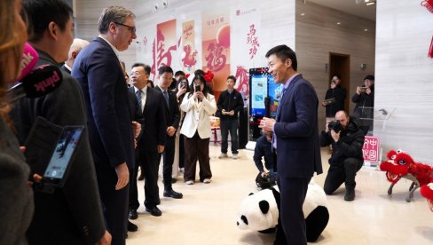 OVAKAV RAZVOJ TEHNOLOGIJE IZUZETNO JE VAŽAN ZA INDUSTRIJU BUDUĆNOSTI Vučić na prezentaciji robota kineske kompanije AGIBOT Innovation