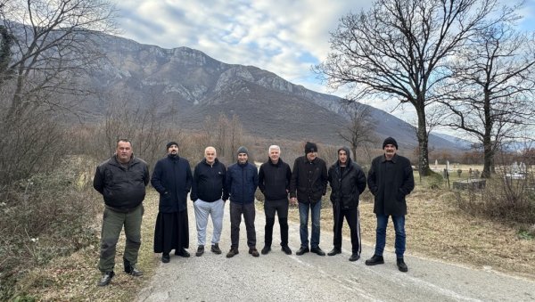 ДАНОНОЋНО У БЛОКАДИ ПУТА: Српски повратници код Мостара не дају земљу за каменолом