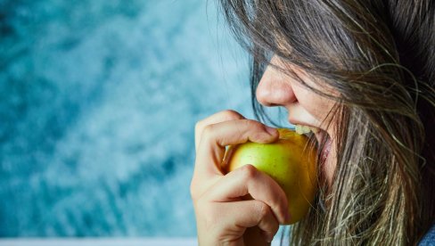 ЗДРАВЉЕ ИЗ ТАЊИРА: Јабука пре оброка - 200 калорија мање