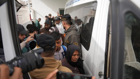 ОТВОРЕН ГРАНИЧНИ ПРЕЛАЗ РАФА У ГАЗИ: Евакуисани први палестински пацијенти из Газе у Египат