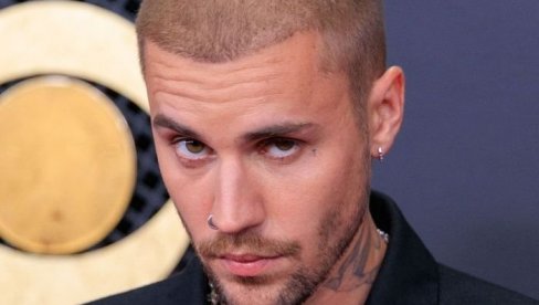 VRATIO SE NA SCENU POSLE 4 GODINE, PA ŠOKIRAO: DŽastin Biber u gaćama i čarapama na Gremiju (VIDEO)