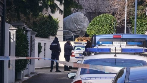 PRVE FOTOGRAFIJE SA LICA MESTA: Policija vršlja oko vile Zdravka Čolića na koju je bačena bomba (FOTO)