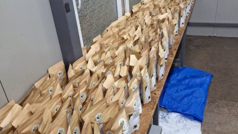 HTELI DA PROŠVERCUJU ČAJ ZA MRŠAVLJENJE: Na Graničnom prelazu Šid otkriveno više od 37 kilograma biljne mešavine