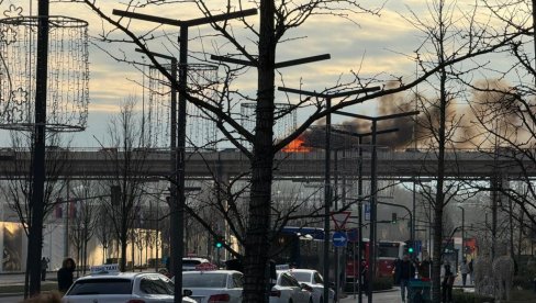 GORI KOMBI NA GAZELI: Vatrogasci odjurili na lice mesta, obustavljen saobraćaj (FOTO)