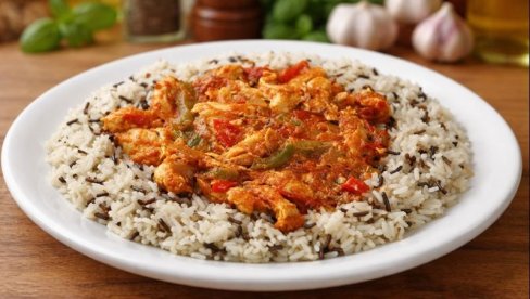 PILETINA JALFREZI: Sočna piletina, sveža paprika i paradajz, uz kombinaciju intenzivnih začina