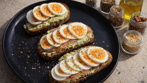 PREPEČENI HLEB SA AVOKADOM I PEČENICOM: Idealno za doručak ili laganu večeru