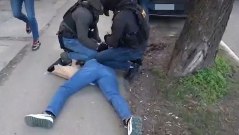 POGLEDAJTE KAKO POLICIJA NAORUŽANA DO ZUBA HAPSI CRNOGORCA: Presreli ga nasred ulice, usledile filmske scene (VIDEO)
