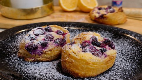 PITA SA BOROVNICAMA: Savršen spoj krem sira, mirisne vanile i voćne svežine