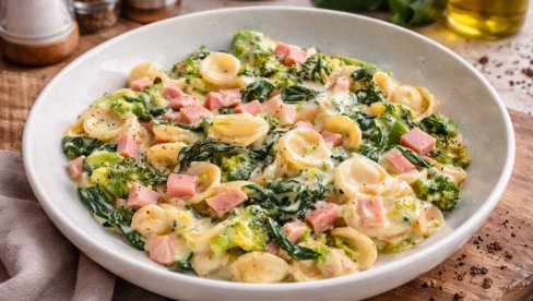 ТЕСТЕНИНА СА СПАНАЋЕМ И ШУНКОМ: Идеална је и за радни дан и за опуштен ручак код куће