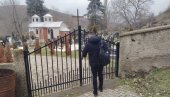 BOGA SE NE BOJE, VLAST IH ŠTITI, A MI TIHO TRPIMO: Reporteri Novosti u Gojbulji kod Vučitrna, gde su Albanci pustili krave u srpsko groblje