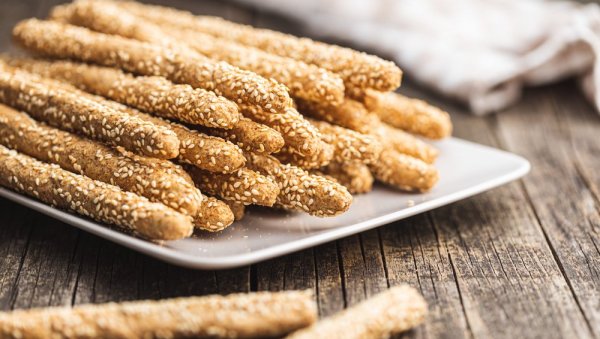 НЕОДОЉИВО ХРСКАВИ: Штапићи са сусамом