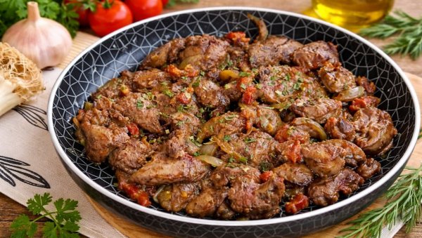 ПИЛЕЋА ЏИГЕРИЦА У ЦРВЕНОМ СОСУ: Брз, здрав и укусан ручак