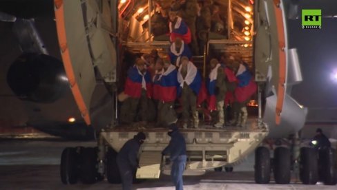 KUĆI SE VRATILO 157 OSLOBOĐENIH RUSKIH BORACA: Avion sleteo u Moskvu