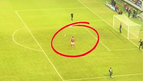 NAJLUĐI PENAL: Vidite šta je uradio, golman i sudija ZATEČENI (VIDEO)