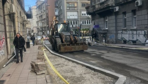 NOV ASFALT OD KOSOVSKE DO SVETOGORSKE: Putari sa mašinama u Vlajkovićevoj ulici i kod Bajlonijeve pijace