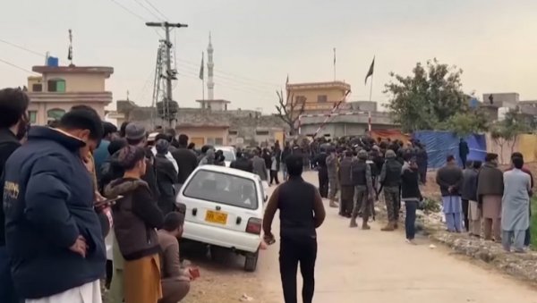 НАЈМАЊЕ 31 ЖРТВА, ПРЕКО 160 РАЊЕНИХ: Стравичан напад на шиитску џамију у предграђу Исламабада (ФОТО/ВИДЕО)