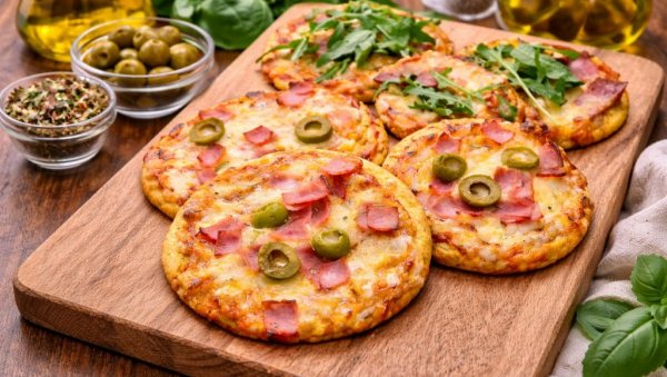 МИНИ ПИЦЕ БЕЗ БРАШНА: Брзо, здраво и хрскаво – савршено за лагану вечеру или ужину!