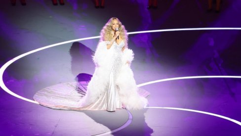 ПЕВАЧИЦА ОДУШЕВИЛА НА ОТВАРАЊУ ЗИМСКИХ ОИ У ИТАЛИЈИ: Шлеп јој носило шесторо људи (ФОТО)