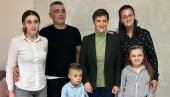 BRNABIĆ U POSETI PORODICI PREMOVIĆ U RUSKOM KRSTURU: Nastavićemo da jačamo pronatalitetnu politiku i podržavamo mlade bračne parove