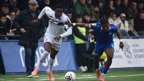 А ПОСЛЕ БУРЕ У ХУМСКОЈ... Партизан у великом трилеру победио Радник и макар на кратко престигао Звезду! (ВИДЕО)