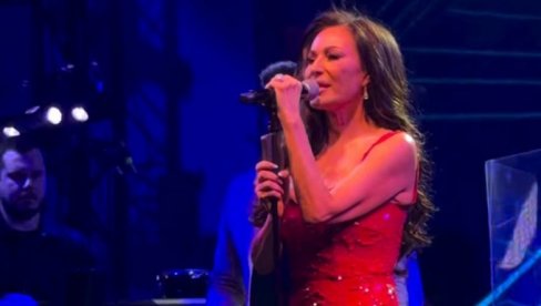 CRVENO NA RADOST: Ceca Ražnatović održala i treći zaredom veliki koncert na Jahorini - Prisustvovala publika iz celog regiona (FOTO)