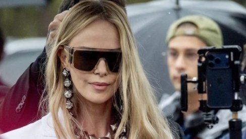 ШАРЛИЗ ИМА 50. ГОДИНА АЛИ ЗА ЊУ ЈЕ ТО САМО БРОЈ: 12 навика које јој помажу да изгледа 15 година млађе
