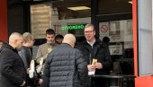 VUČIĆ U NOVOM SADU: Jutarnji indeks sendvič sa Milošem i njegovim sinovima, sad zajedno među Krajišnike na sajam (VIDEO/FOTO)